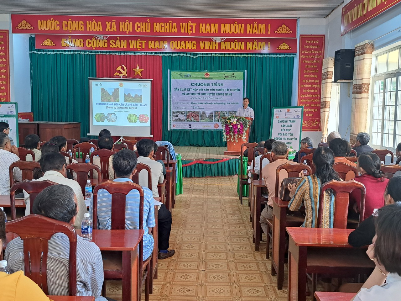 Hinh 1. Ông Lê Ký Sự - Trưởng phòng NN&PTNT - Tổ trưởng tổ thư ký Ban chỉ đạo Chương trình Compact hu